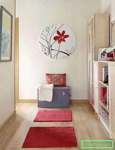 Pequeño pasillo de diseño con paredes de arte y detalles en rojo 785 x 1024
